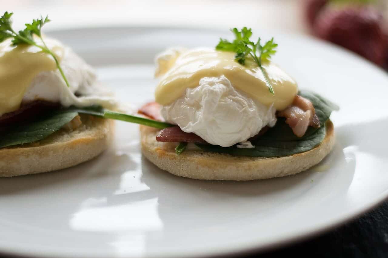 low carb eggs benedict with hollandaise sauce