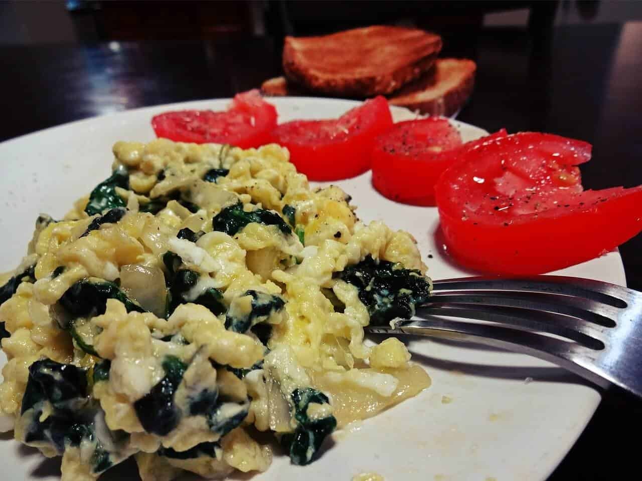 scrambled eggs with mushrooms and spinach