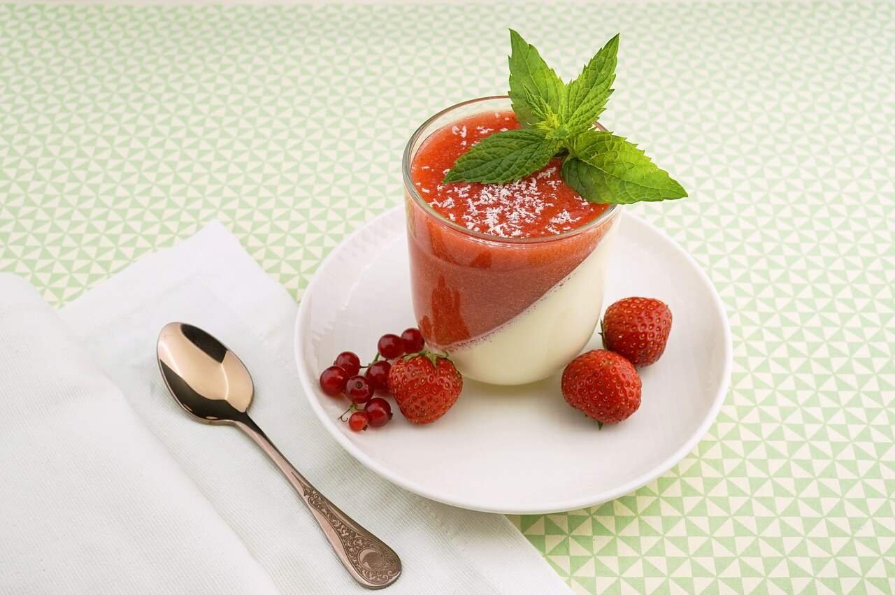 strawberry almond milk chia pudding